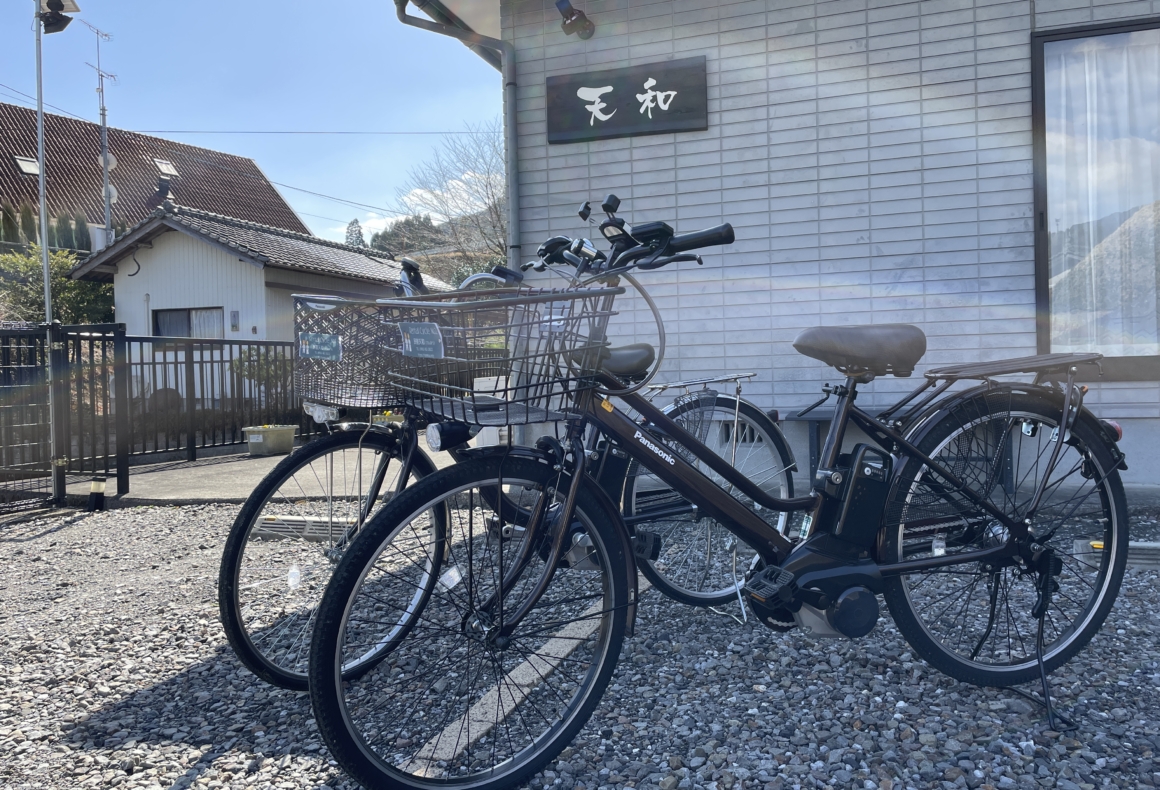 坂道も楽々電動アシスト自転車レンタル始めました!!　1日1000円、1泊2日1500円（時間フリー）以後1日増すごとに500円の追加料金になります。充電の準備などがありますので必ず事前にご予約下さい。キャンセル料はかかりません。